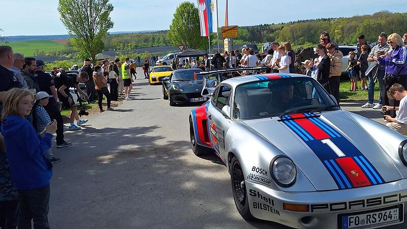Ein Highlight der Veranstaltung auf Gut Leimershof waren die Ausfahrten der teuren Sportwagen. Viele Besucherinnen und Besucher nutzten die Chance f&uuml;r Fotos und Videos.
