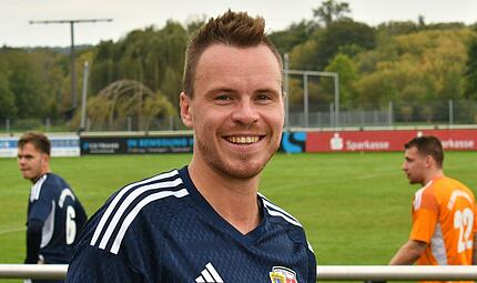 Kann nach dem ersten Saisonsieg lachen: Florian Fischbach, Spielertrainer der SG Steinbach/Hirschfeld. Kann nach dem ersten Saisonsieg lachen: Florian Fischbach, Spielertrainer der SG Steinbach/Hirschfeld.