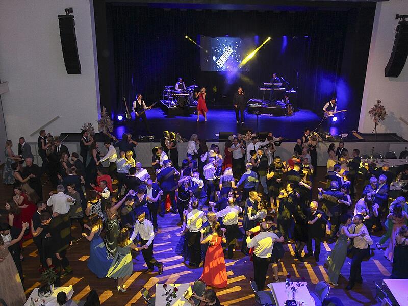 Beim Bauernball in der Kulmbacher Stadthalle tanzten und feierten die Gäste bis tief in die Nacht.2023 Kulmbacher Bauernball