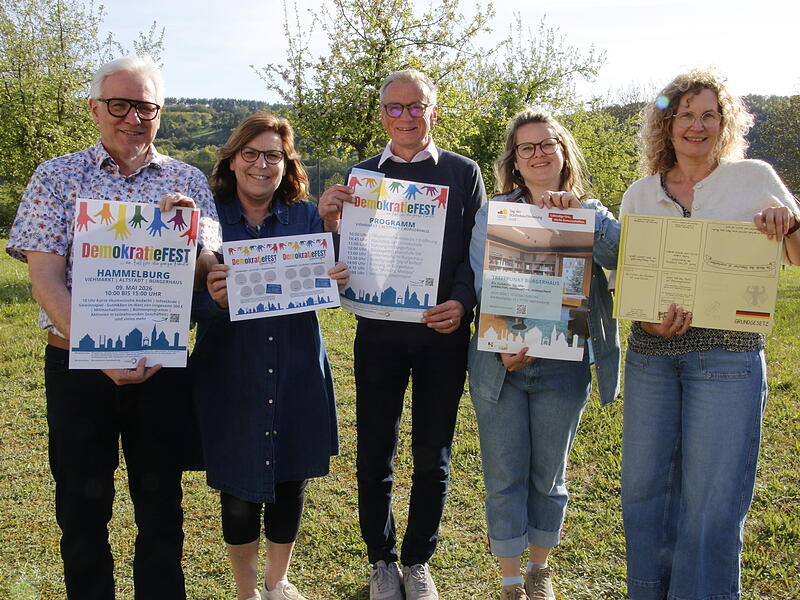 Joachim Hockgeiger (von links), Sabine Oschmann-Hockgeiger, Reinhard Schaupp, Julia Keidel und Ulrike &Uuml;bel haben das Demokratiefest in Hammelburg organisiert.