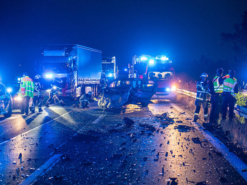 Geisterfahrer verursacht schweren Unfall auf der A70: Fahrschulauto beteiligt Geisterfahrer verursacht schweren Unfall auf der A70: Fahrschulauto beteiligt