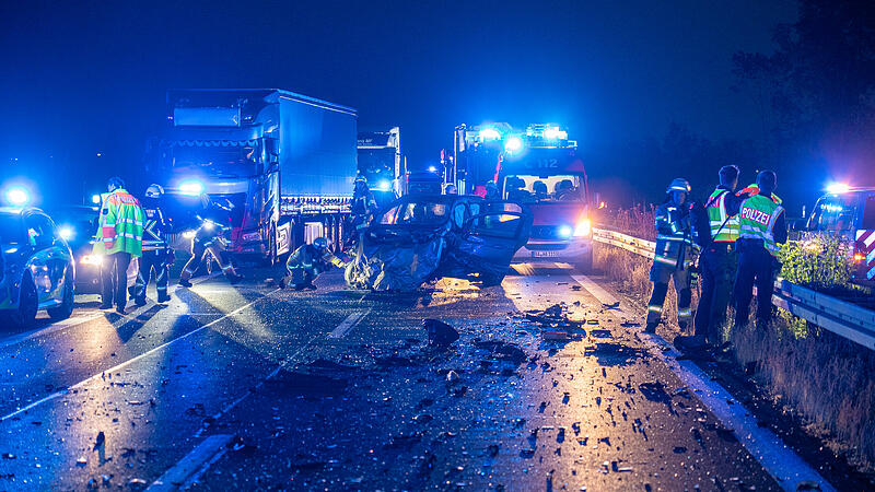 Geisterfahrer verursacht schweren Unfall auf der A70: Fahrschulauto beteiligt Geisterfahrer verursacht schweren Unfall auf der A70: Fahrschulauto beteiligt