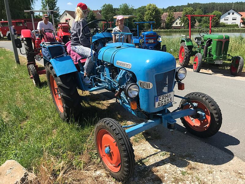 1000 Jahre Ailsbach: Die Oldtimer gl&auml;nzten und tuckerten um die Wette