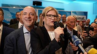Coburgs AfD-Direktkandidat Martin Böhm  mit  der zweiten  Spitzenkandidatin Katrin Ebner-Steiner in München.