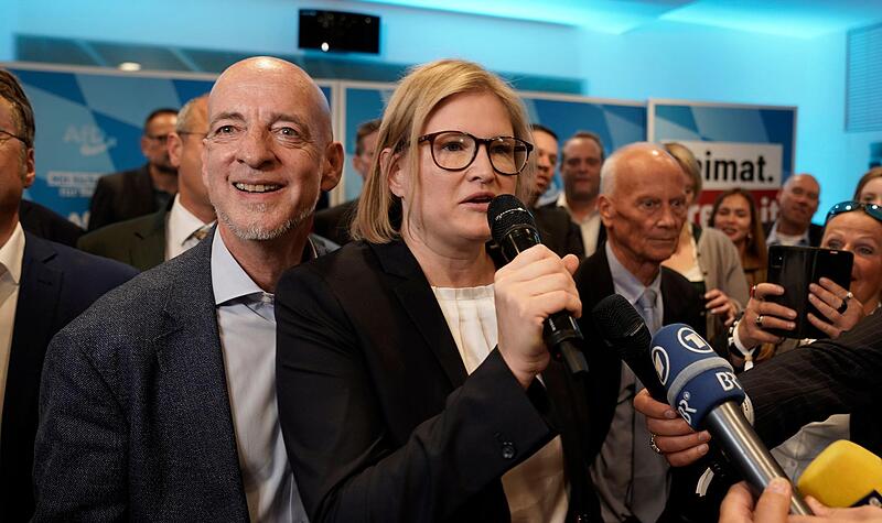 Coburgs AfD-Direktkandidat Martin Böhm  mit  der zweiten  Spitzenkandidatin Katrin Ebner-Steiner in München.