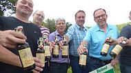 Sie sind auf den Geschmack von Bio-Bier gekommen (von links): &bdquo;Winterbauer&ldquo; Thorsten Hofmann aus Unterailsfeld (Sprecher der Biobauern), Michael Distler (Bio-Bauer aus G&ouml;&szlig;mannsberg). der &bdquo;Ackermanns Josef&ldquo; Bio-Bauer Josef Schr&uuml;fer aus K&uuml;hlenfels, ...Forchheim & Fr&auml;nkische Schweiz