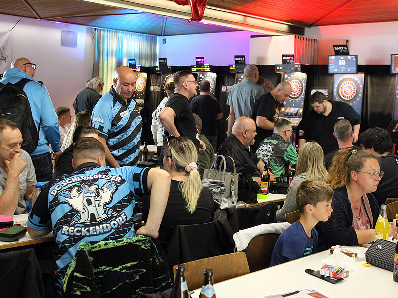 Auf den Turnieren der Region wie der Bamberger E-Dart-Meisterschaft ist Marvin Kraft oft zu Gast. In Kalkar hat der 25-J&auml;hrige nun v&ouml;llig &uuml;berraschend die PDC-Tourkarte eingesackt.