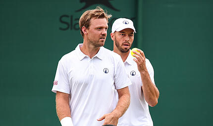 Stehen in Wimbledon im Achtelfinale: Kevin Krawietz (vorne) und Tim P&uuml;tz.