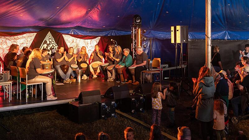 Die Gruppe H&ouml;rsturz trommelt im Zirkuszelt auf der Wiese. Sie ist die Percussion-Gruppe der inklusiven Kulturfabrik Kufa  in der direkten Nachbarschaft.