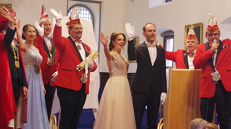 Dreifach Kronich Feuedunnekeil auf das neue Prinzenpaar