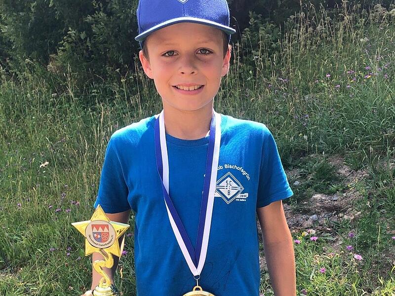 Finn Weigel zeigt stolz Medaille und Pokal für Platz 2 beim Bayerischen Schülercup in der Rhön. Finn Weigel zeigt stolz Medaille und Pokal für Platz 2 beim Bayerischen Schülercup in der Rhön.