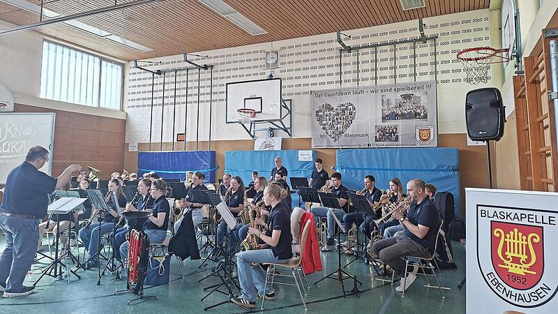 Blaskapelle Ebenhausen spielt auf.