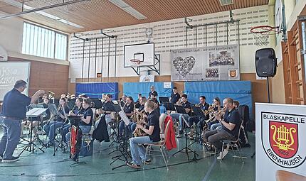 Blaskapelle Ebenhausen spielt auf.