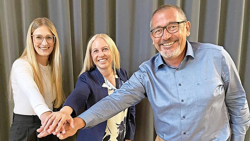 Das B&uuml;rgermeistertrio fungiert neu in seinen &Auml;mtern (v.l.): Dritte B&uuml;rgermeisterin Ann-Kathrin Wolf, Erste B&uuml;rgermeisterin Eva-Maria Schmitt und Zweiter B&uuml;rgermeister Udo Freisinger.