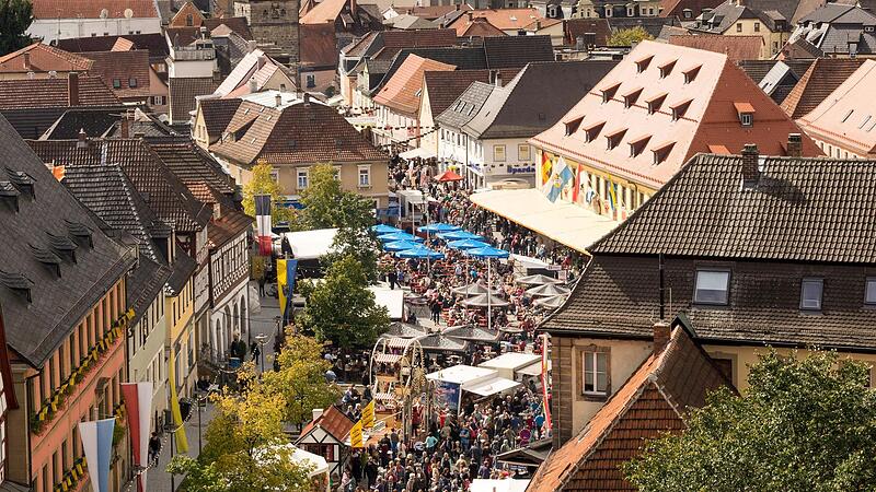 Menschen  strömen durch Lichtenfels, wie auf diesem Archivbild von einem der früheren Korbmärkte zu sehen. Wo lohnt es sich besonders, Halt zu machen?