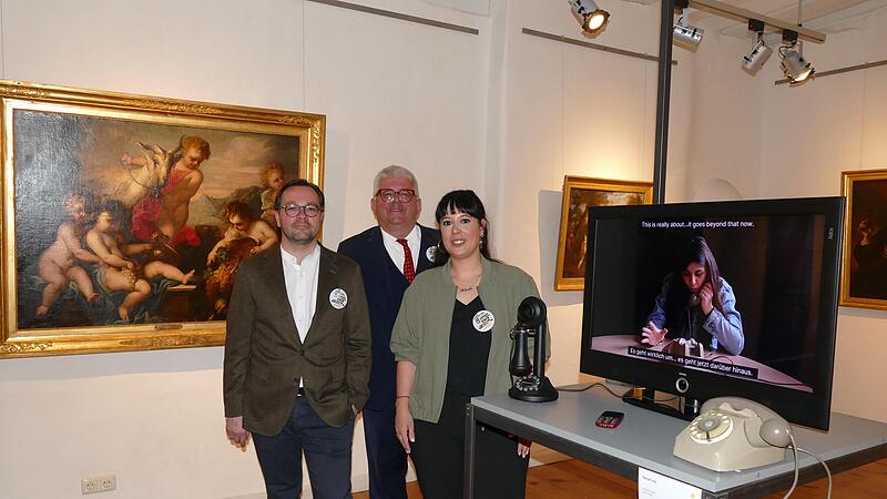 Die Videoinstallation von Kuratorin und K&uuml;nstlerin Eleonora Cagol &ndash; hier mit Museumsdirektor Fabian Ludovico (links) und B&uuml;rgermeister Wolfang Metzner &ndash; steht im Dialog mit alten Meistern im Raum &bdquo;Mythen und Allegorien&ldquo;.