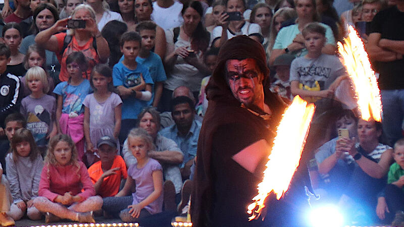 Bamberg Zaubert 2025: Flame Rain Theatre am Freitagabend