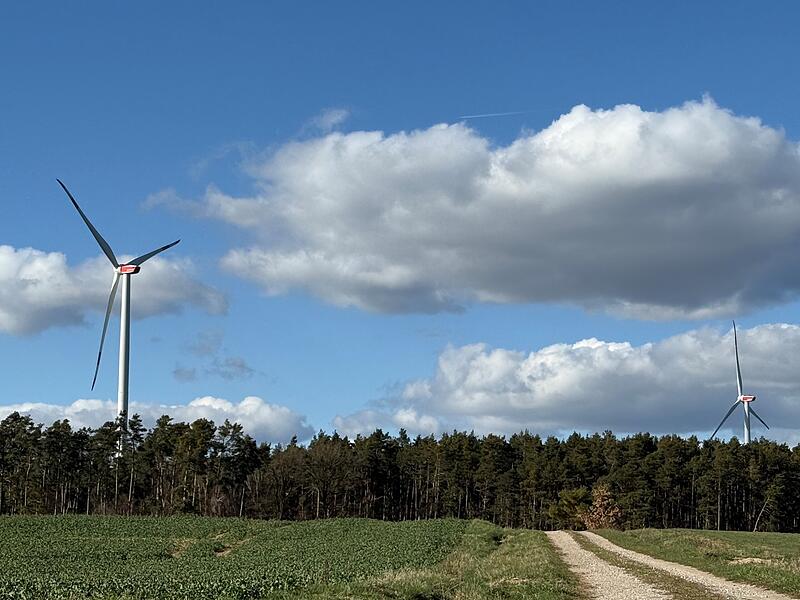 Im Landkreis Erlangen-H&ouml;chstadt laufen derzeit die Planungen f&uuml;r mehrere Windparks auf Hochtouren. Diese Windr&auml;der wurden im Gemeindegebiet von Weisendorf &ndash; nord&ouml;stlich von Rezelsdorf &ndash; errichtet und geh&ouml;ren nicht zum Windpark R&ouml;merreuth, der s&uuml;dlich von Herzogenaurach geplant ist.