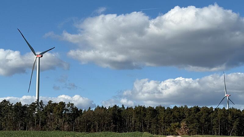Im Landkreis Erlangen-H&ouml;chstadt laufen derzeit die Planungen f&uuml;r mehrere Windparks auf Hochtouren. Diese Windr&auml;der wurden im Gemeindegebiet von Weisendorf &ndash; nord&ouml;stlich von Rezelsdorf &ndash; errichtet und geh&ouml;ren nicht zum Windpark R&ouml;merreuth, der s&uuml;dlich von Herzogenaurach geplant ist.