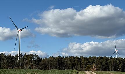 Im Landkreis Erlangen-H&ouml;chstadt laufen derzeit die Planungen f&uuml;r mehrere Windparks auf Hochtouren. Diese Windr&auml;der wurden im Gemeindegebiet von Weisendorf &ndash; nord&ouml;stlich von Rezelsdorf &ndash; errichtet und geh&ouml;ren nicht zum Windpark R&ouml;merreuth, der s&uuml;dlich von Herzogenaurach geplant ist.
