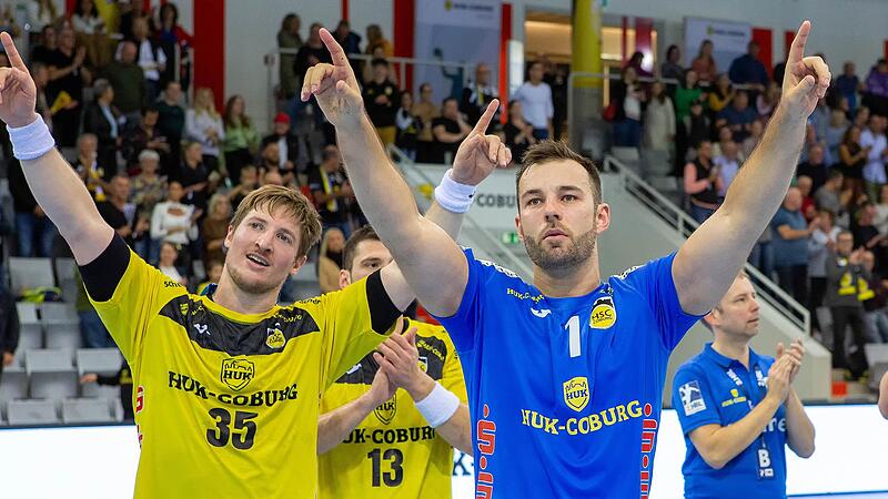 HSC-Trainer Jan Gorr (hinten rechts) kann sich aktuell auf Torhüter Kristian van der Merwe sowie seinen Innenblock um Jan Schäffer (links) verlassen. HSC-Trainer Jan Gorr (hinten rechts) kann sich aktuell auf Torhüter Kristian van der Merwe sowie seinen Innenblock um Jan Schäffer (links) verlassen.