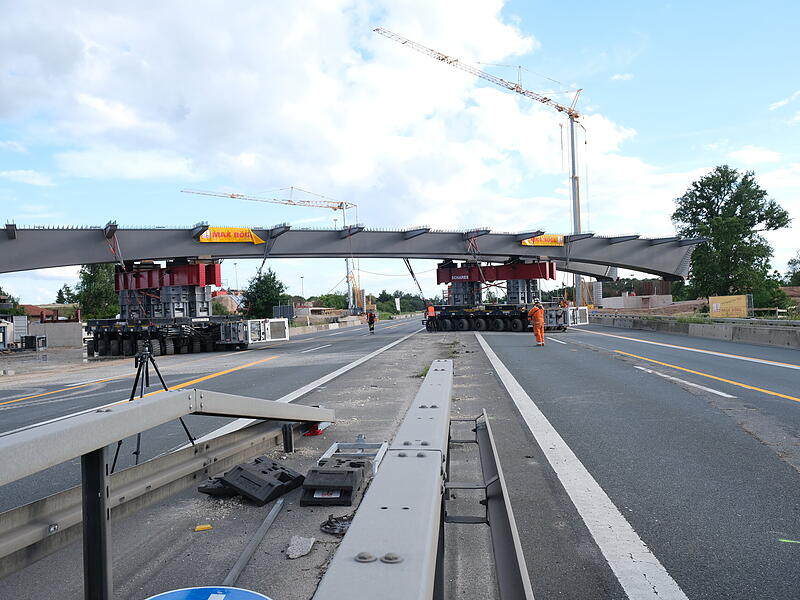 Millimeterarbeit: Die neue Br&uuml;cke ist da