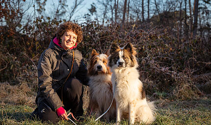 Sinja Sarcletti mit ihren Hunden Bava (links) und Leano (rechts) in Poxdorf: Im Zughundesport zählt nicht nur Tempo, sondern vor allem das Zusammenspiel im Team aus Mensch und Hund.Forchheim & Fränkische Schweiz Sinja Sarcletti mit ihren Hunden Bava (links) und Leano (rechts) in Poxdorf: Im Zughundesport zählt nicht nur Tempo, sondern vor allem das Zusammenspiel im Team aus Mensch und Hund.