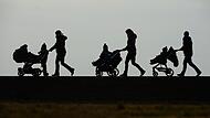 Dass der Kinderwunsch immer  seltener verwirklicht wird, liegt auch am gesellschaftlichen Klima, das es Familien &ndash; und damit vor allem Frauen &ndash; nach wie vor schwer macht.