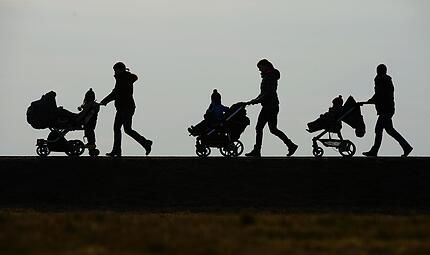 Dass der Kinderwunsch immer  seltener verwirklicht wird, liegt auch am gesellschaftlichen Klima, das es Familien &ndash; und damit vor allem Frauen &ndash; nach wie vor schwer macht.