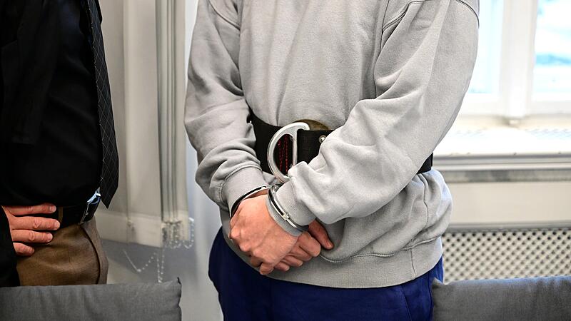 Der Angeklagte wird in Hand- und Fu&szlig;fesseln aus der JVA Bamberg in den Justizpalast am Wilhelmsplatz gebracht.