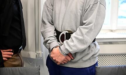 Der Angeklagte wird in Hand- und Fu&szlig;fesseln aus der JVA Bamberg in den Justizpalast am Wilhelmsplatz gebracht.
