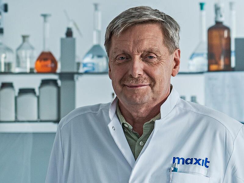 Friedbert Scharfe hat mit Forscherkollegen den Baustoff entwickelt. Friedbert Scharfe hat mit Forscherkollegen den Baustoff entwickelt.