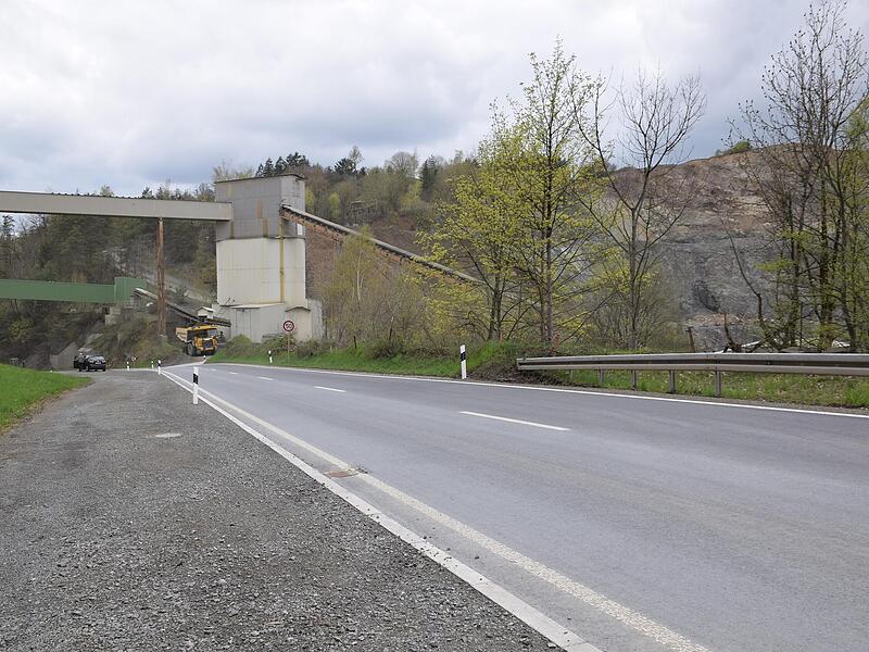 Kurvig, steil bergaufwärts und erschwerte Sicht: Bei Kupferberg im Landkreis Kulmbach wartet für Lastwagenfahrer eine Herausforderung. Kurvig, steil bergaufwärts und erschwerte Sicht: Bei Kupferberg im Landkreis Kulmbach wartet für Lastwagenfahrer eine Herausforderung.