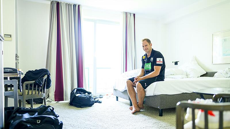 Exklusive Einblicke: Steffen Weinhold in seinem Hotelzimmer im Herzogenauracher &bdquo;Herzogspark&ldquo;.