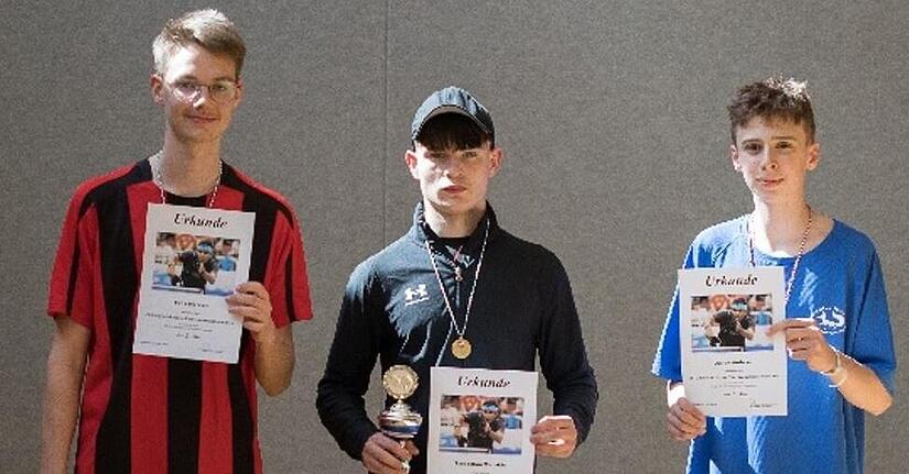 Szebasztian Miroskin aus der Christophorus-Schule W&uuml;rzburg holte sich erneut den Titel vor Felix Markart aus der Franz von Pr&uuml;mmer-Schule Bad Kissingen und Julian Anderer aus der Katharinen-Schule Fuchsstadt.