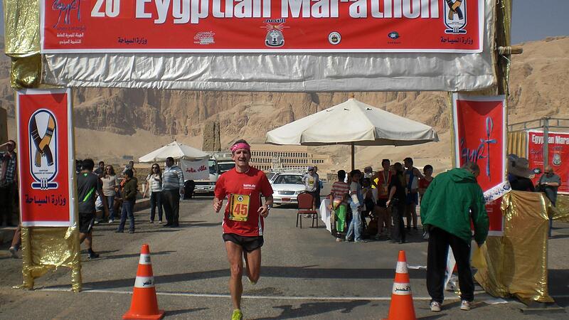 Hubert Karl beim Zieleinlauf des Ägypten-Ultramarathons. Hubert Karl beim Zieleinlauf des Ägypten-Ultramarathons.