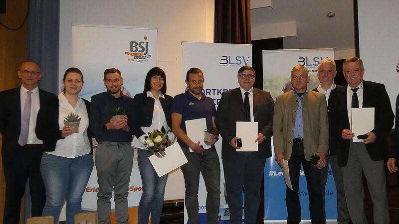 Der BLSV Haßberge würdigte die Verdienste des scheidenden Kreisvorsitzenden Gerald Makowski (rechts) mit der Ehrennadel in Silber mit Gold und die des stellvertretenden Kreisvorsitzenden Reinhold Heilmann (Zweiter von rechts) mit der Ehrennadel in...