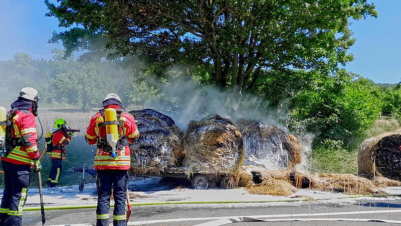 Die brennenden Heuballen werden gelöscht.Forchheim & Fränkische Schweiz Die brennenden Heuballen werden gelöscht.Forchheim & Fränkische Schweiz