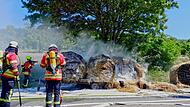 Die brennenden Heuballen werden gel&ouml;scht.Forchheim & Fr&auml;nkische Schweiz