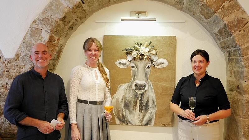 Vor einem ihrer Lieblingsbilder, der Kuh „Pauline“ eröffnet Carina Scherbel die Ausstellung „Alpenländisches“.