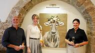 Vor einem ihrer Lieblingsbilder, der Kuh „Pauline“ eröffnet Carina Scherbel die Ausstellung „Alpenländisches“.