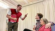 Lutz (Rainer Goblirsch) gönnt Rolf und Irene (Norbert Meier und Marina Napetschnig) keinen Fahrstuhl im Haus.