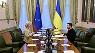 EU-Kommissionspräsidentin Ursula von der Leyen hat dem ukrainischen Präsidenten Wolodymyr Selenskyj „beeindruckende Reformen“ beim Streben nach einer EU-Mitgliedschaft bescheinigt.