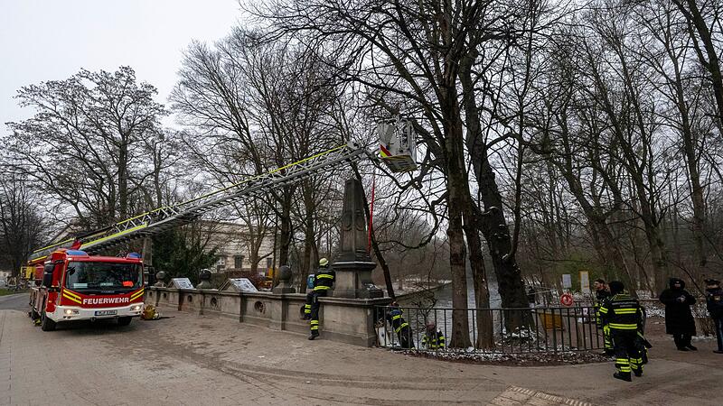 Feuerwehr baut Eisbachwelle zur&uuml;ck