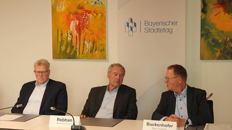Kommunale Haushalt und defizitäre Krankenhäuser waren die zentralen Themen bei der  Tagung des Bayerischen Städtetages in Neustadt. Über die Ergebnisse informierten (von links) die Bezirksvorsitzenden Oberbürgermeister Thomas Ebersberger (Bayreuth...