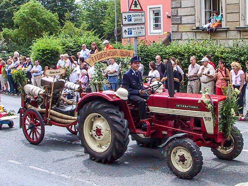 Die historische Spritze der Feuerwehr Burkl wird noch heute zu festlichen Anl&auml;ssen geschm&uuml;ckt und pr&auml;sentiert.