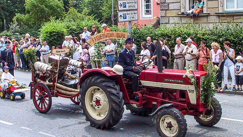 Die historische Spritze der Feuerwehr Burkl wird noch heute zu festlichen Anl&auml;ssen geschm&uuml;ckt und pr&auml;sentiert.