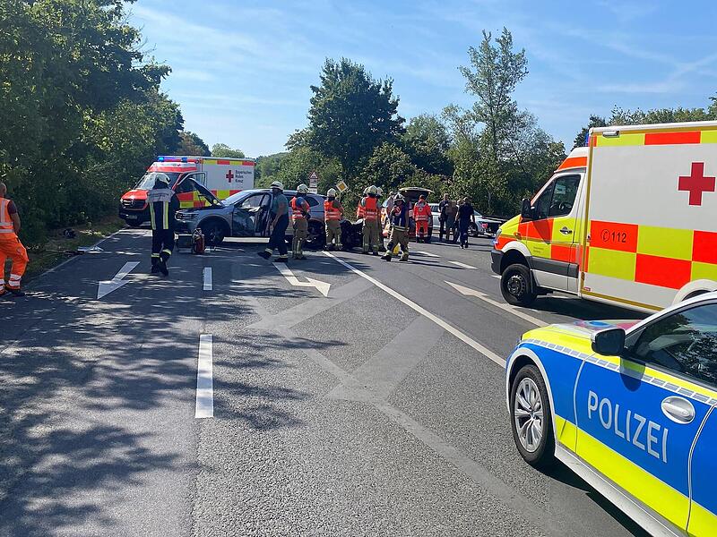 Ein Autofahrer hatte bei einem Wendemanöver am Donnerstag bei Zeil offenbar einen Motorradfahrer übersehen. Die Fahrzeuge stießen zusammen. Beide Beteiligte wurden bei den Unfall schwer verletzt.