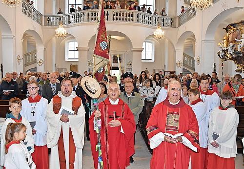 Blick in die barocke Wallfahrtskirche Maria Limbach beim Auszug: Pfarrer Michael Erhart, Wallfahrtsseelsorger Stefan Mai und Diakon Erich Müller (von links). Blick in die barocke Wallfahrtskirche Maria Limbach beim Auszug: Pfarrer Michael Erhart, Wallfahrtsseelsorger Stefan Mai und Diakon Erich Müller (von links).