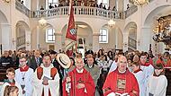 Blick in die barocke Wallfahrtskirche Maria Limbach beim Auszug: Pfarrer Michael Erhart, Wallfahrtsseelsorger Stefan Mai und Diakon Erich Müller (von links).